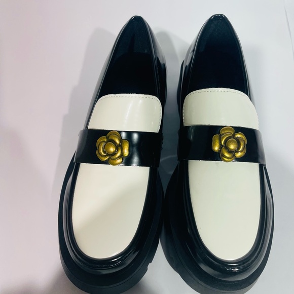 Elegant Black and White Loafers - Picture 5 of 13